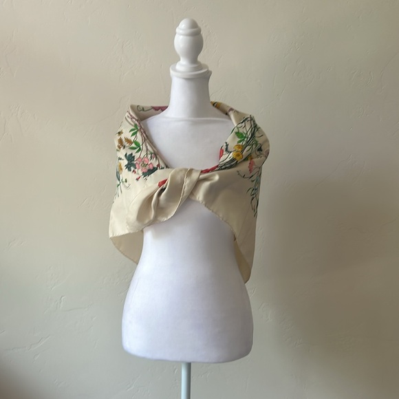 Gucci Floral Scarf. V. Accornero. Rayon and Silk Blend. 33”x33” - Picture 3 of 8